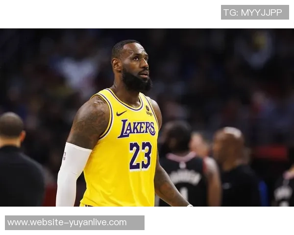 文斯卡特与詹姆斯的传奇对决：篮球场上的巅峰对抗与辉煌瞬间回顾